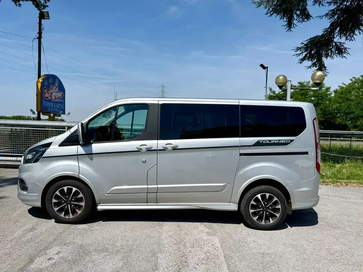Usata Ford Tourneo Custom Sport 185 CV (136 kW) 2022 Grigio Furgone