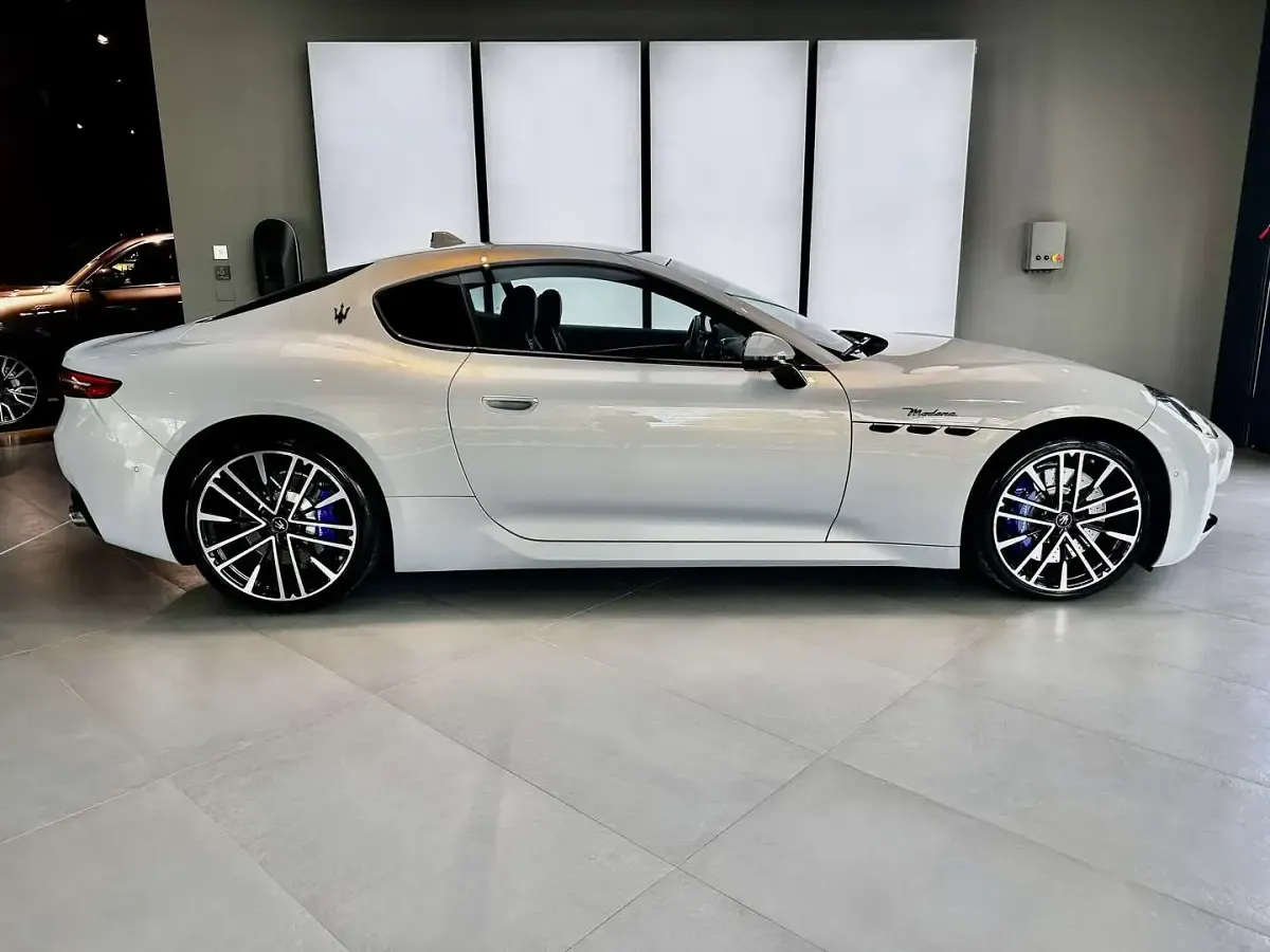Usata Maserati Granturismo 489 CV (359 kW) 2023 Grigio cangiante fuoriserie Coupé