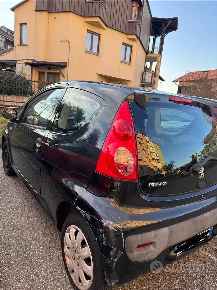 Usata Peugeot 107 Access 68 CV (50 kW) 2009 Nero Utilitaria