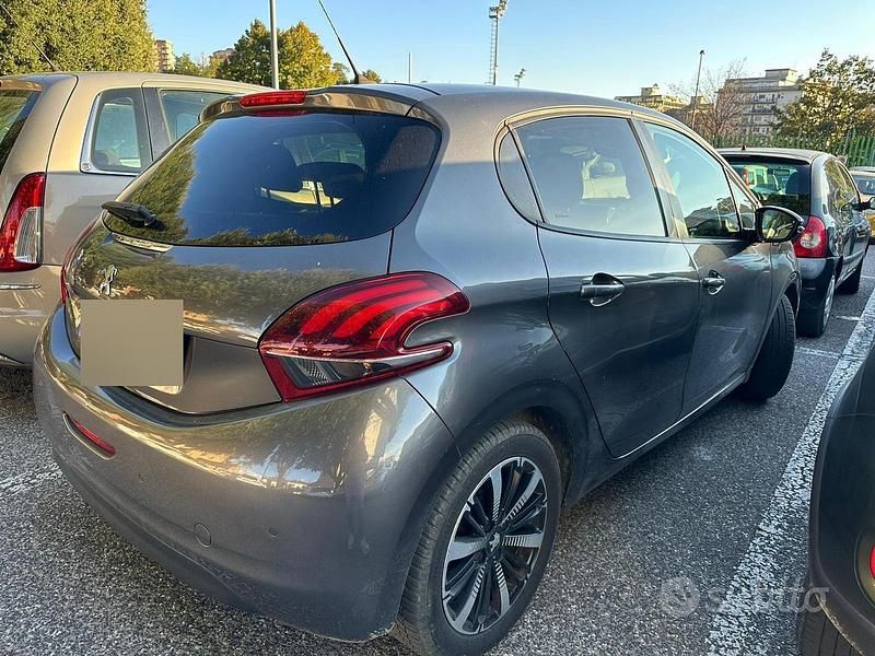 Usata Peugeot 208 Signature Sky 83 CV (61 kW) 2019 Grigio Utilitaria