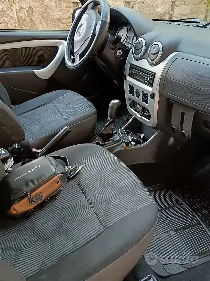 Usata Dacia Sandero 75 CV (55 kW) 2009 Utilitaria