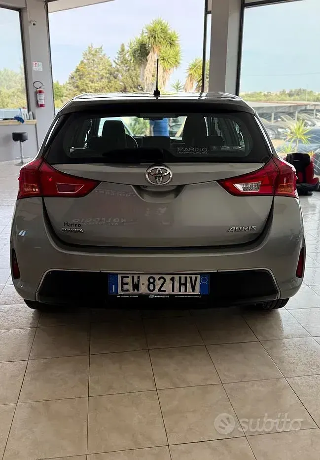 Usata Toyota Auris Lounge 90 CV (66 kW) 2014 Grigio Berlina