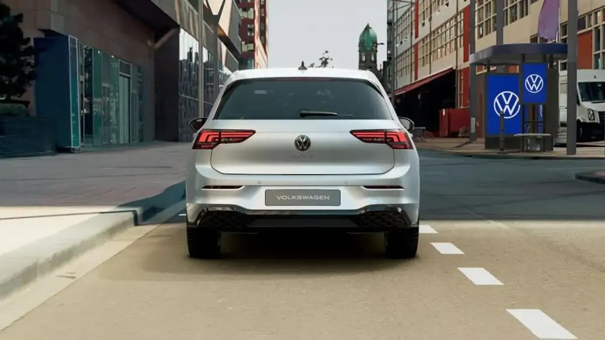 Nuova VW Golf VIII R-line Plus 150 CV (110 kW) 2026 Dolomite silver metallizzato Berlina