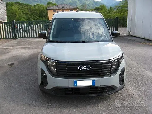 Usata Ford Tourneo Courier 125 CV (91 kW) 2024 Verde Monovolume