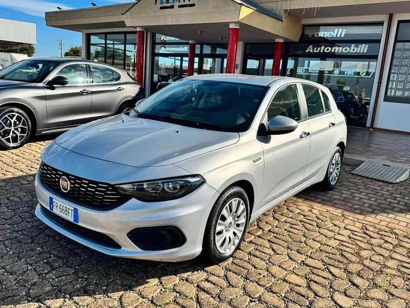 Usata Fiat Tipo Lounge 95 CV (69 kW) 2017 Argento Berlina