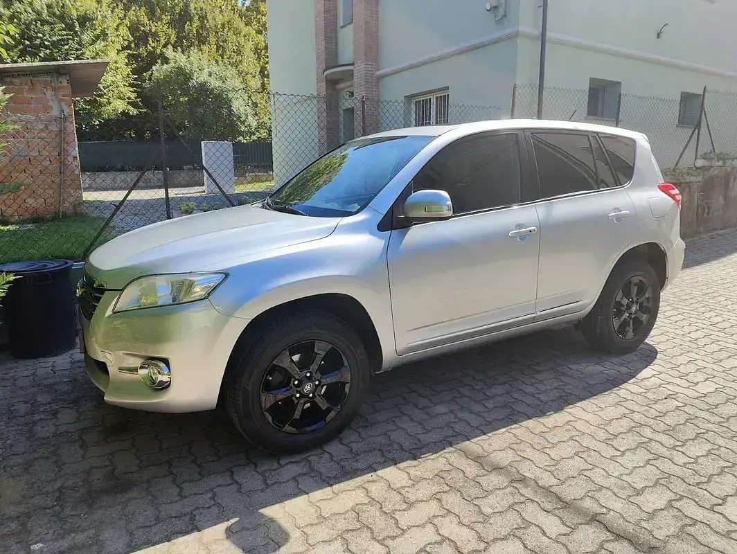 Usata Toyota RAV4 150 CV (110 kW) 2011 Argento SUV