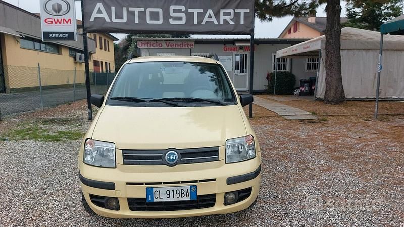 Giallo Usata 2004 Fiat Panda Dynamic Tre volumi | 2900 € (Buon prezzo) - Immagine 1/4