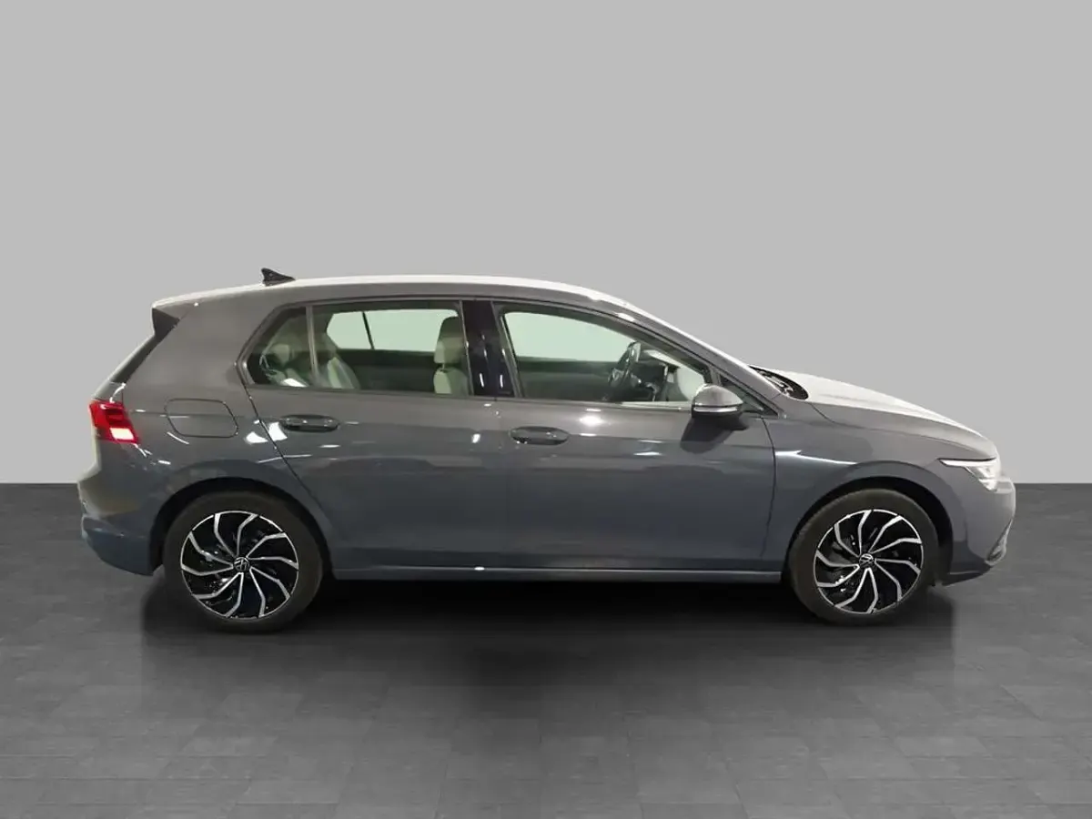 Usata VW Golf VIII Life 110 CV (80 kW) 2022 Dolphin grey metallizzato Berlina