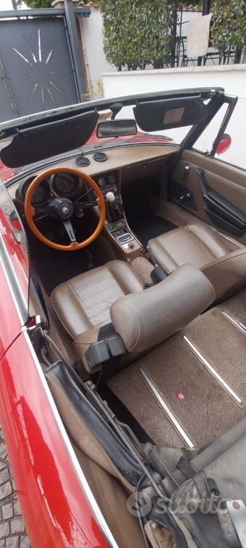 Usata Alfa Romeo Spider 104 CV (76 kW) 1983 Rosso Cabrio