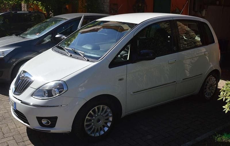 Usata Lancia Musa 77 CV (56 kW) 2012 Bianco Monovolume