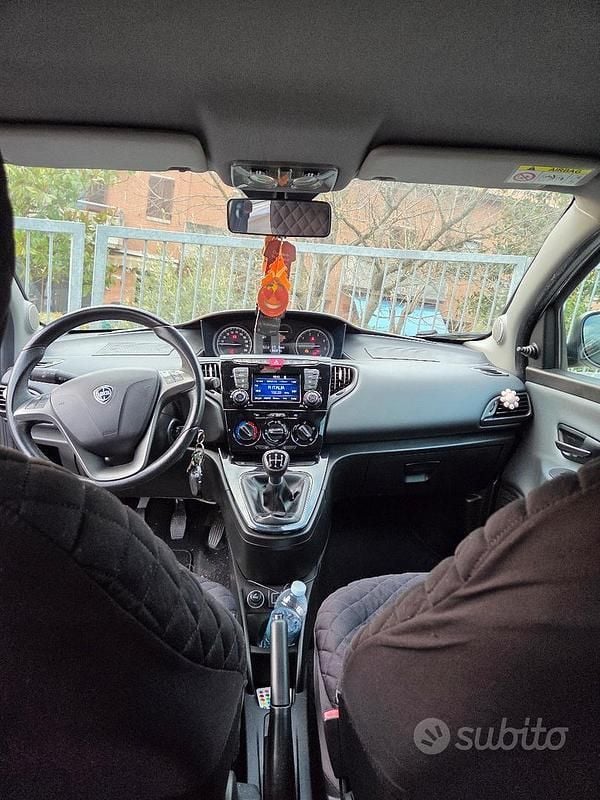 Usata Lancia Ypsilon 95 CV (69 kW) 2017 Grigio Utilitaria