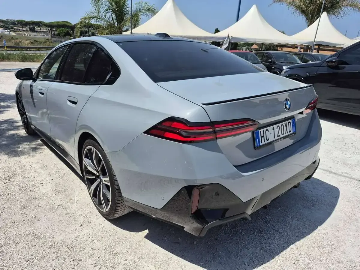 Usata BMW 520 M Sport 197 CV (144 kW) 2024 Grigio Berlina