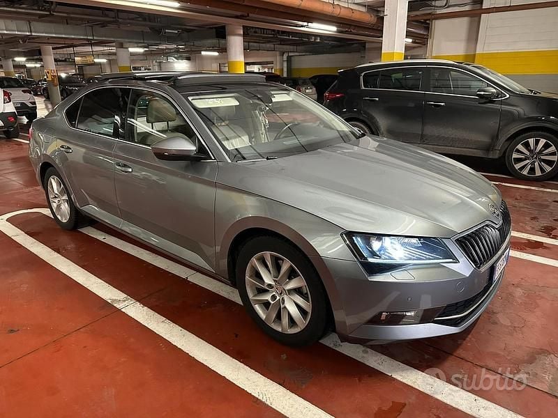 Grigio Usata 2016 Skoda Superb Ambition Berlina | 15.000 € (Super prezzo) - Immagine 1/4