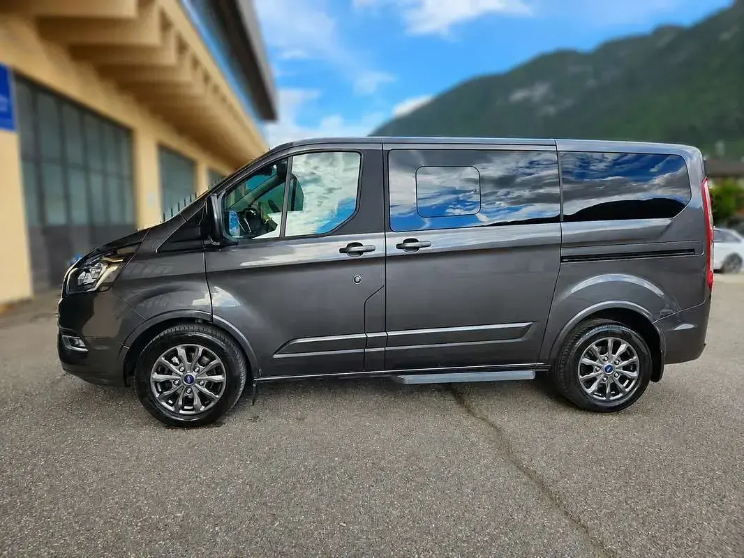 Usata Ford Tourneo Titanium 129 CV (94 kW) 2022 Nero Monovolume