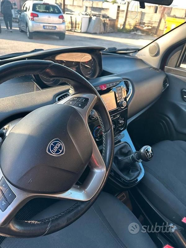 Usado Lancia Ypsilon 85 HP (62 kW) 2018 Vermelho Citadino