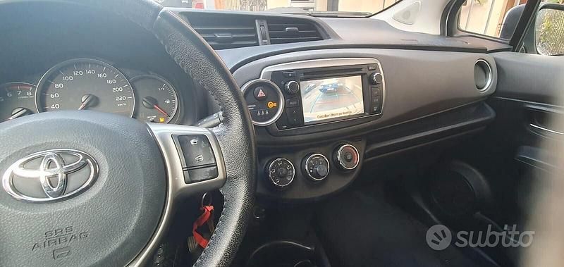 Usata Toyota Yaris Lounge 70 CV (51 kW) 2013 Bianco Berlina