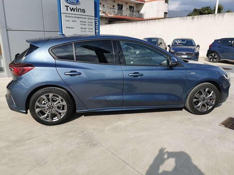 Usata Ford Focus ST-Line 125 CV (91 kW) 2023 Chrome blue Berlina