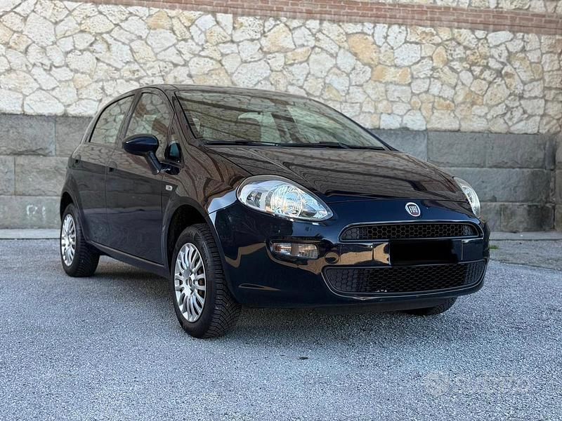 Nero Usata 2016 Fiat Punto Lounge Tre volumi | 3490 € (Buon prezzo) - Immagine 1/4