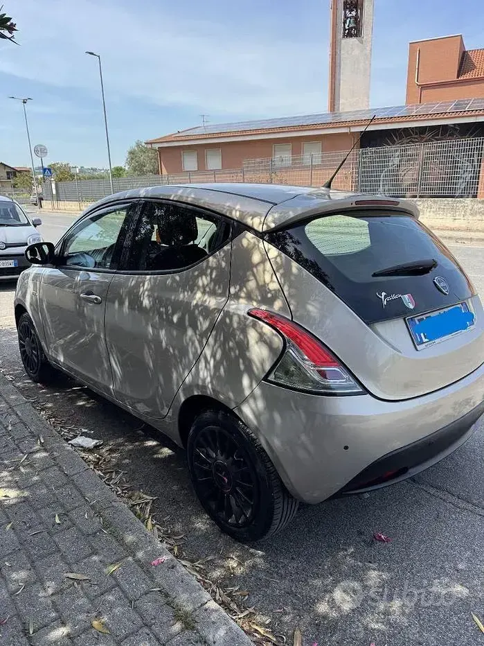 Usata Lancia Ypsilon 69 CV (50 kW) 2013 Giallo Utilitaria