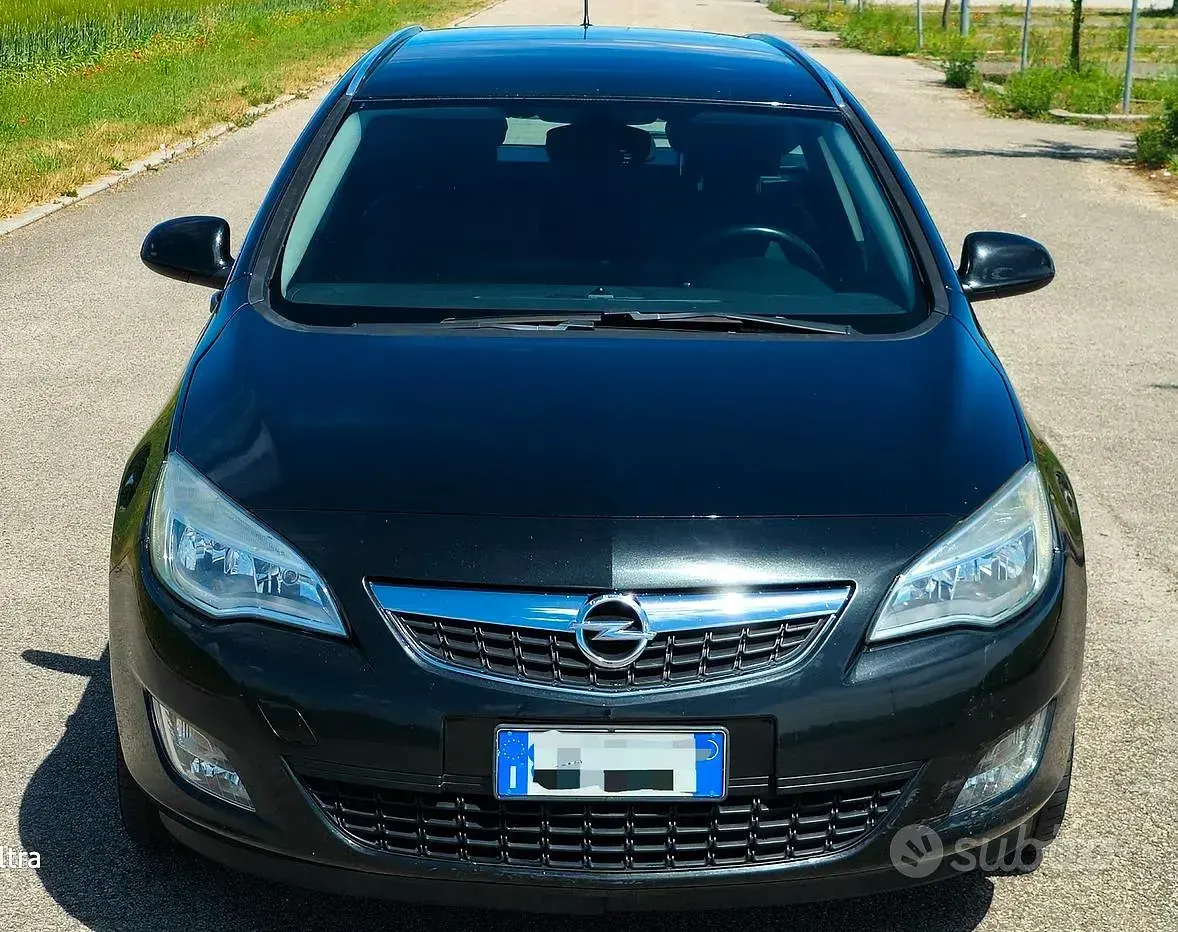 Usata Opel Astra 110 CV (80 kW) 2012 Nero Station wagon