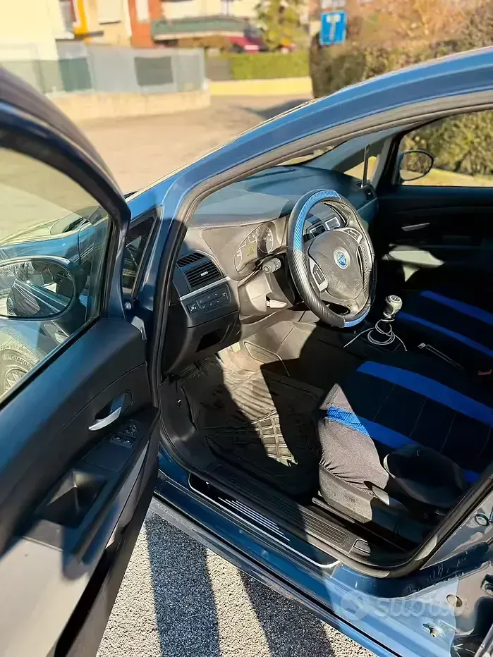 Usata Fiat Grande Punto 65 CV (47 kW) 2007 Bluazzurro Utilitaria