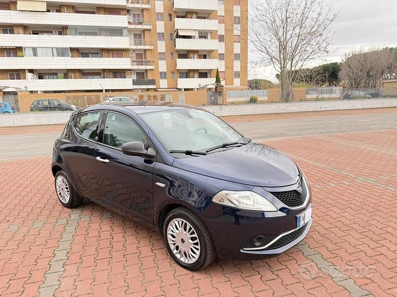 Usata Lancia Ypsilon Silver 69 CV (50 kW) 2018 Blu/azzurro Utilitaria
