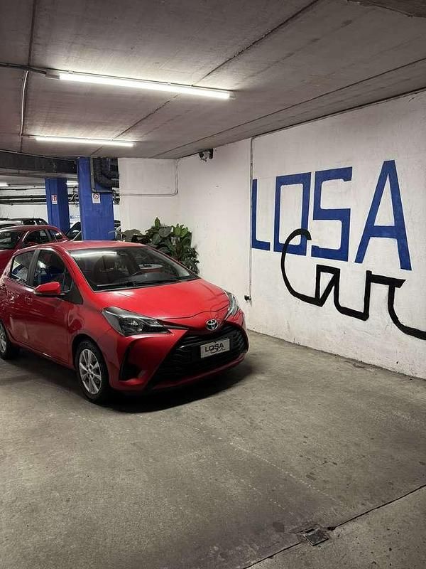 Usata Toyota Yaris Cool 69 CV (50 kW) 2018 Rosso Berlina