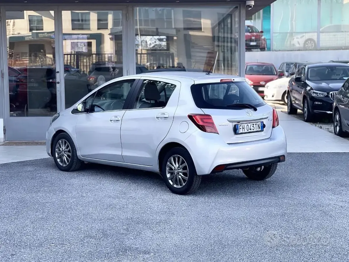 Usata Toyota Yaris 90 CV (66 kW) 2017 Grigio Berlina