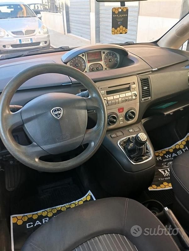 Usata Lancia Musa 75 CV (55 kW) 2008 Grigio Monovolume