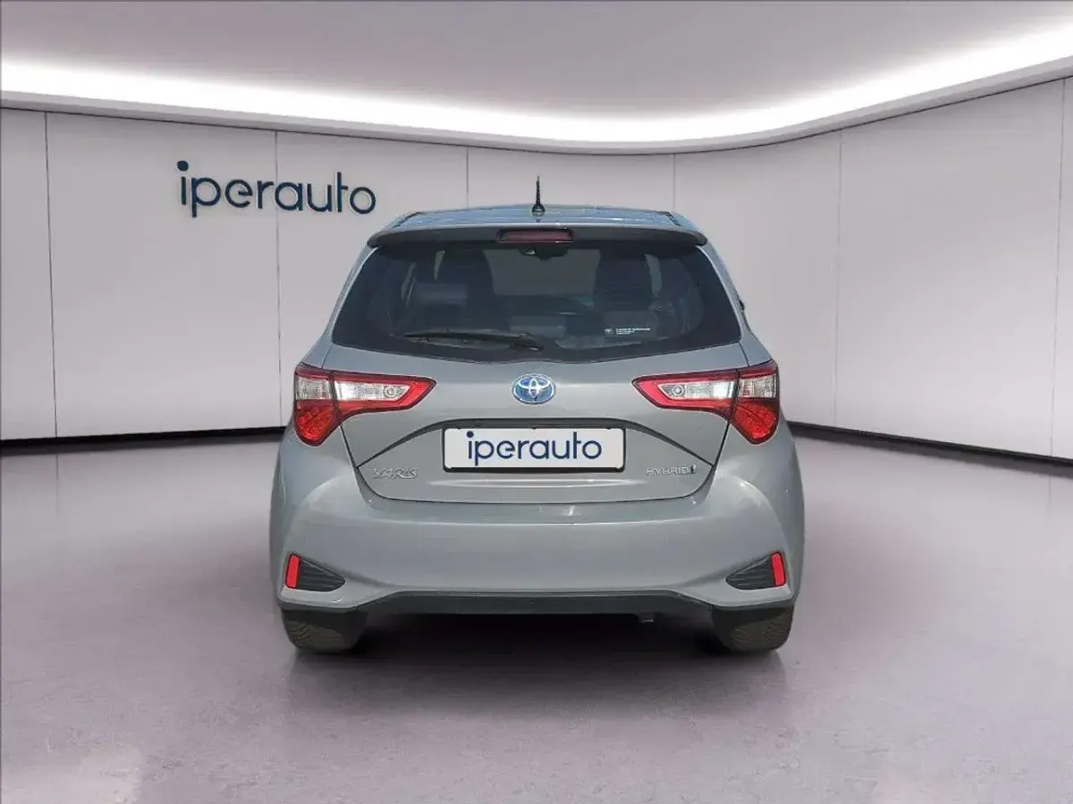 Usata Toyota Yaris Hybrid Style 101 CV (74 kW) 2018 Grigio Berlina