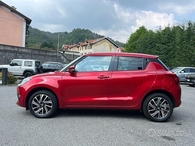 Begagnad Suzuki Swift 83 HK (61 kW) 2023 Röd Halvkombi