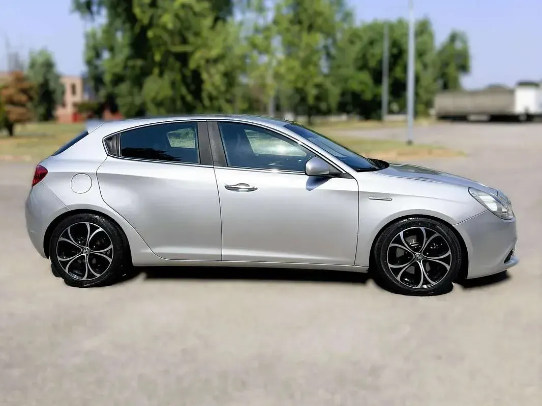 Usata Alfa Romeo Giulietta Exclusive 170 CV (125 kW) 2012 Argento Utilitaria
