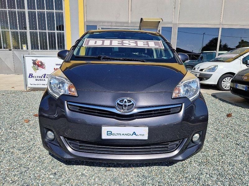 Usata Toyota Verso-S 90 CV (66 kW) 2011 Grigio scuro Monovolume