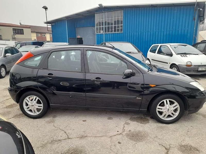 Usata Ford Focus Ambiente 75 CV (55 kW) 2001 Berlina
