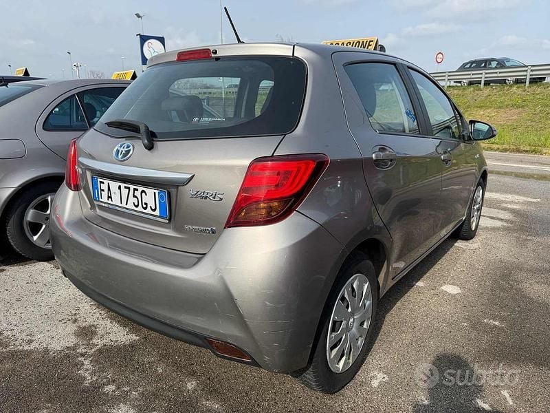 Usata Toyota Yaris Hybrid Active 2015 Grigio Berlina