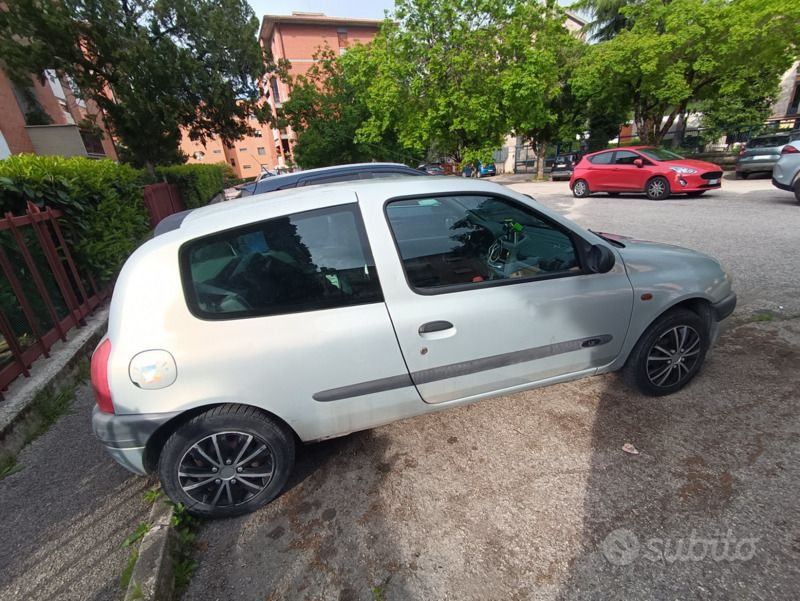 Usata Renault Clio II 54 CV (39 kW) 2000 Grigio