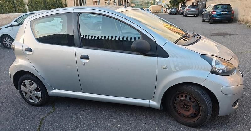 Usado Toyota Aygo Connect Style 70 HP (51 kW) 2011 Cinzento Citadino