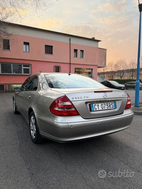 Usata Mercedes E280 190 CV (139 kW) 2006 Grigio Berlina