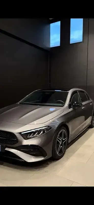 Usata Mercedes A180 AMG Line Premium Plus 116 CV (85 kW) 2023 Grigio Berlina