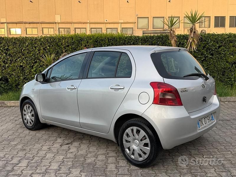 Usata Toyota Yaris 90 CV (66 kW) 2007 Grigio Utilitaria