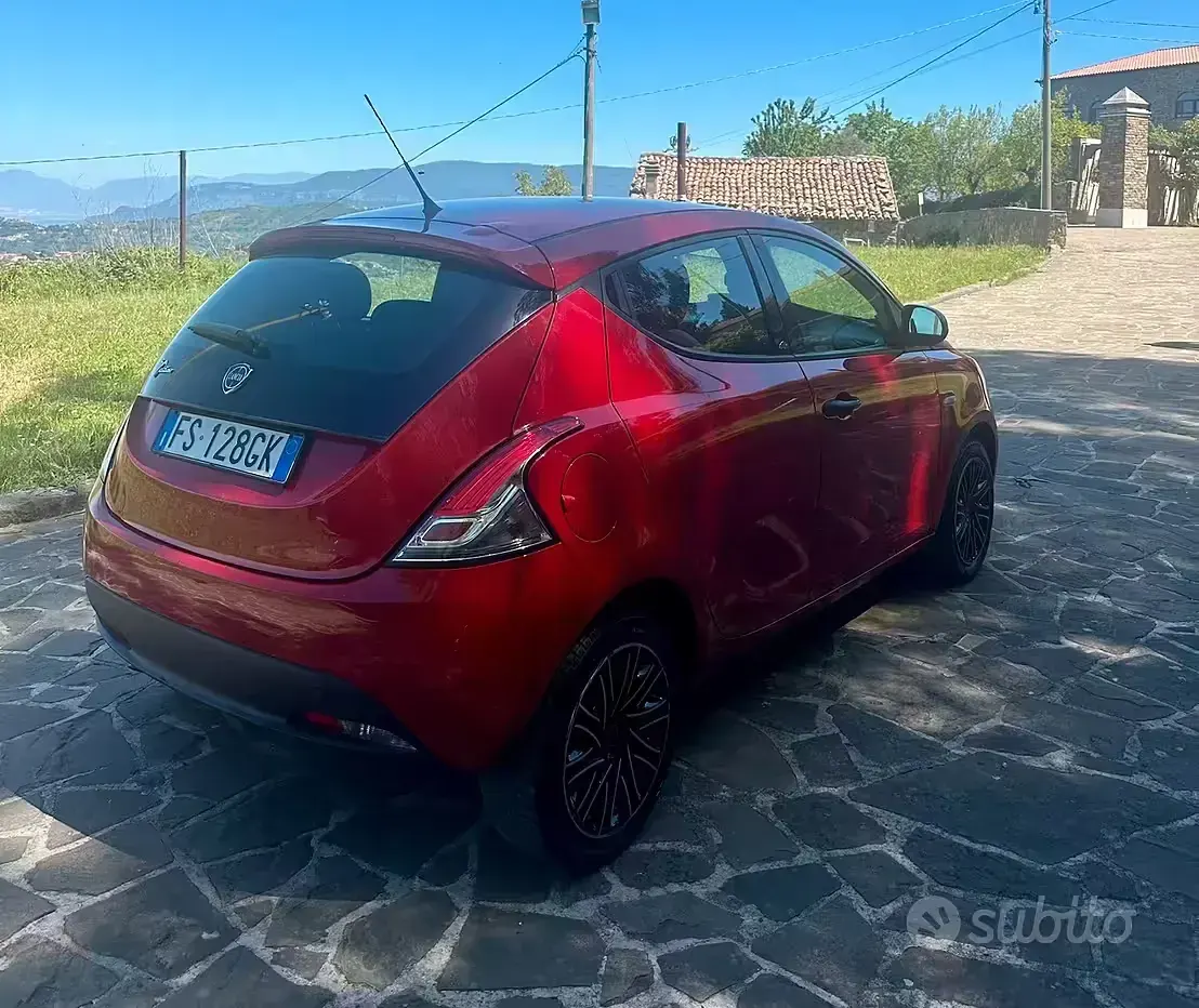 Usata Lancia Ypsilon 69 CV (50 kW) 2018 Rosso Utilitaria