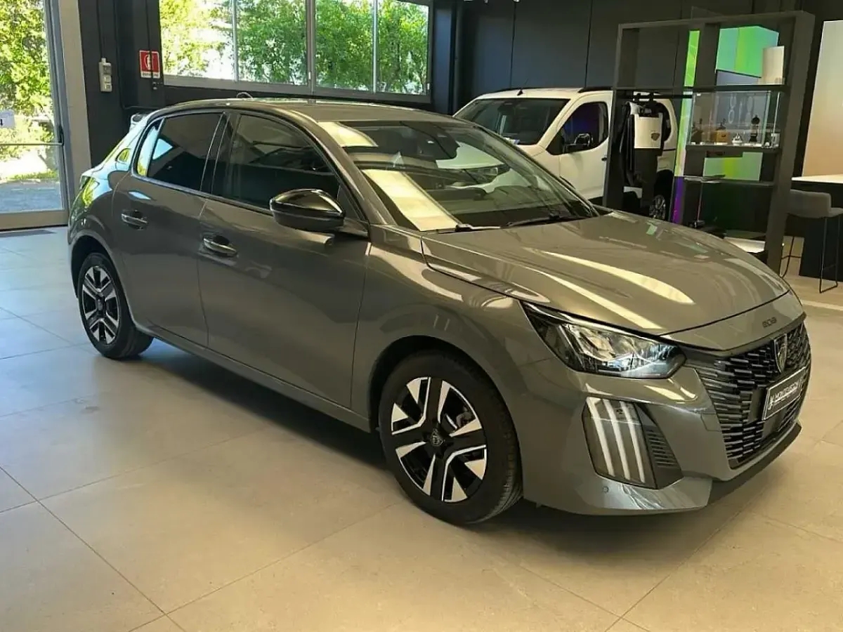 Usata Peugeot 208 Allure 110 CV (80 kW) 2025 Grigio Utilitaria