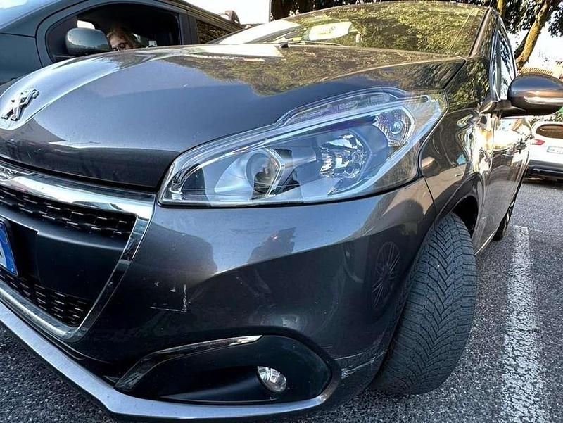 Usata Peugeot 208 Signature Sky 83 CV (61 kW) 2019 Grigio Utilitaria