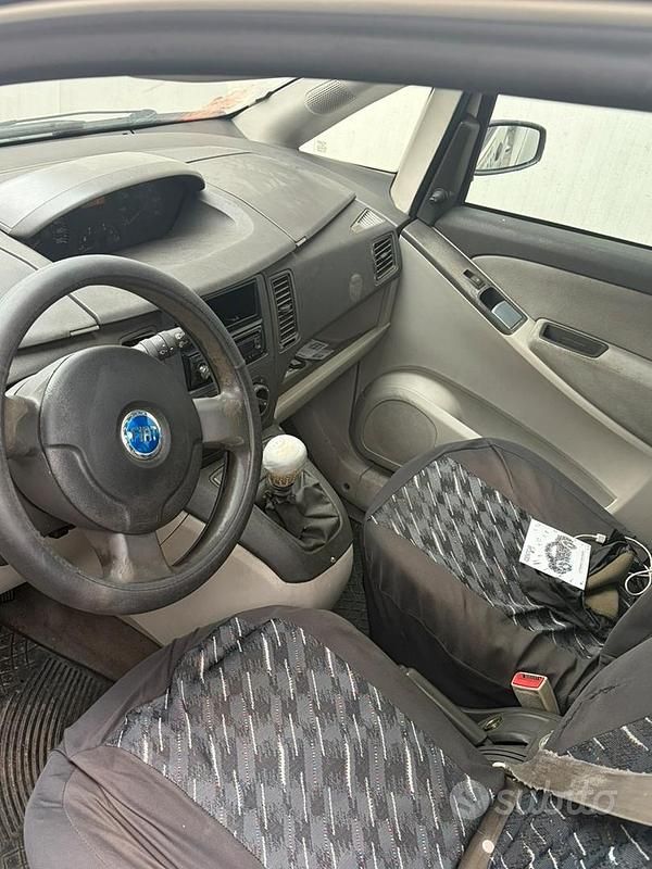 Usata Fiat Idea 95 CV (69 kW) 2004 Bianco Monovolume