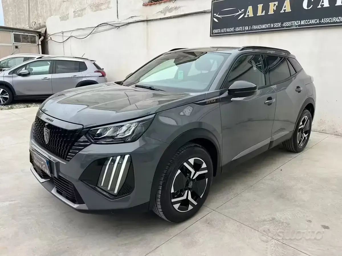Usata Peugeot 2008 Allure 131 CV (96 kW) 2024 Grigio SUV