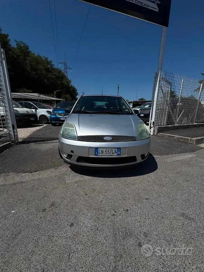 Usata Ford Fiesta Ambiente 75 CV (55 kW) 2004 Grigio Utilitaria