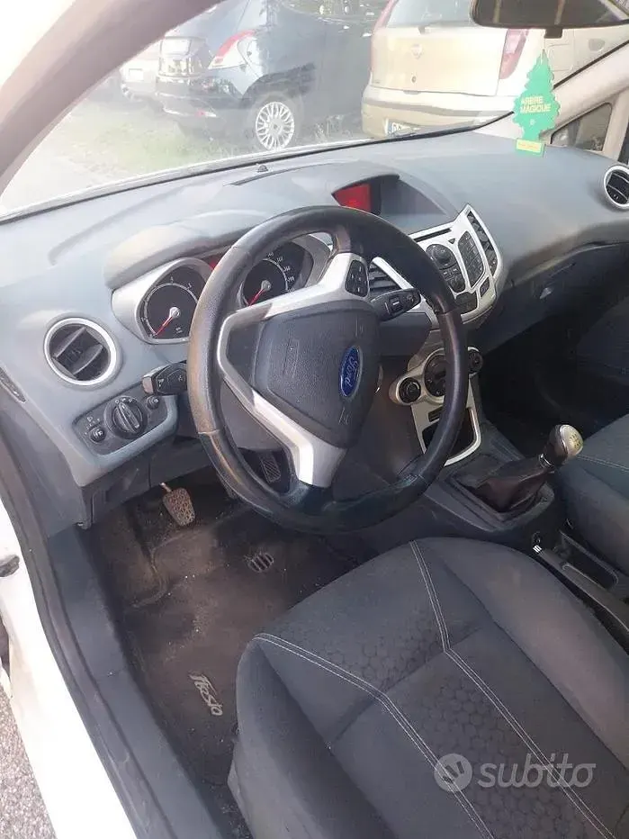 Usata Ford Fiesta Titanium 97 CV (71 kW) 2010 Bianco Berlina