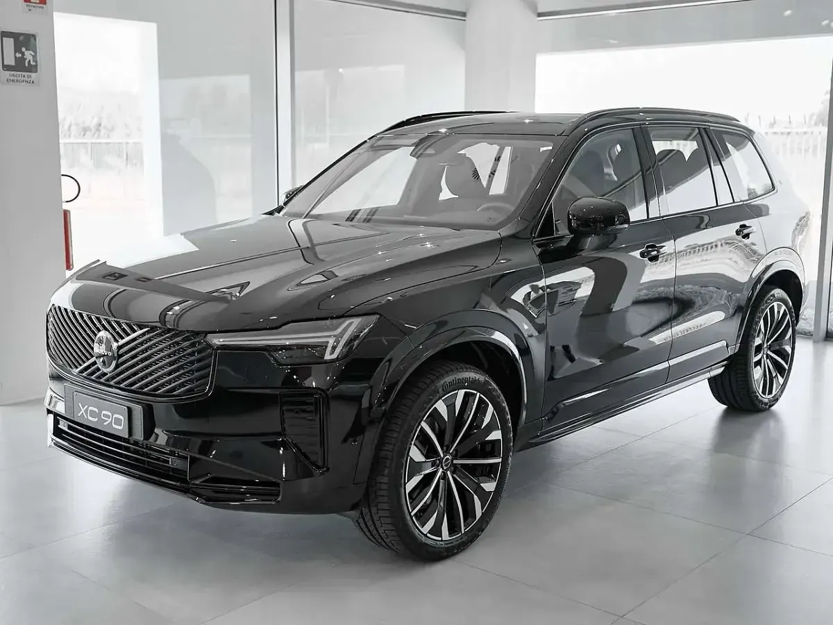 Nuova Volvo XC90 Plus 250 CV (183 kW) 2026 Nero metallizzato SUV