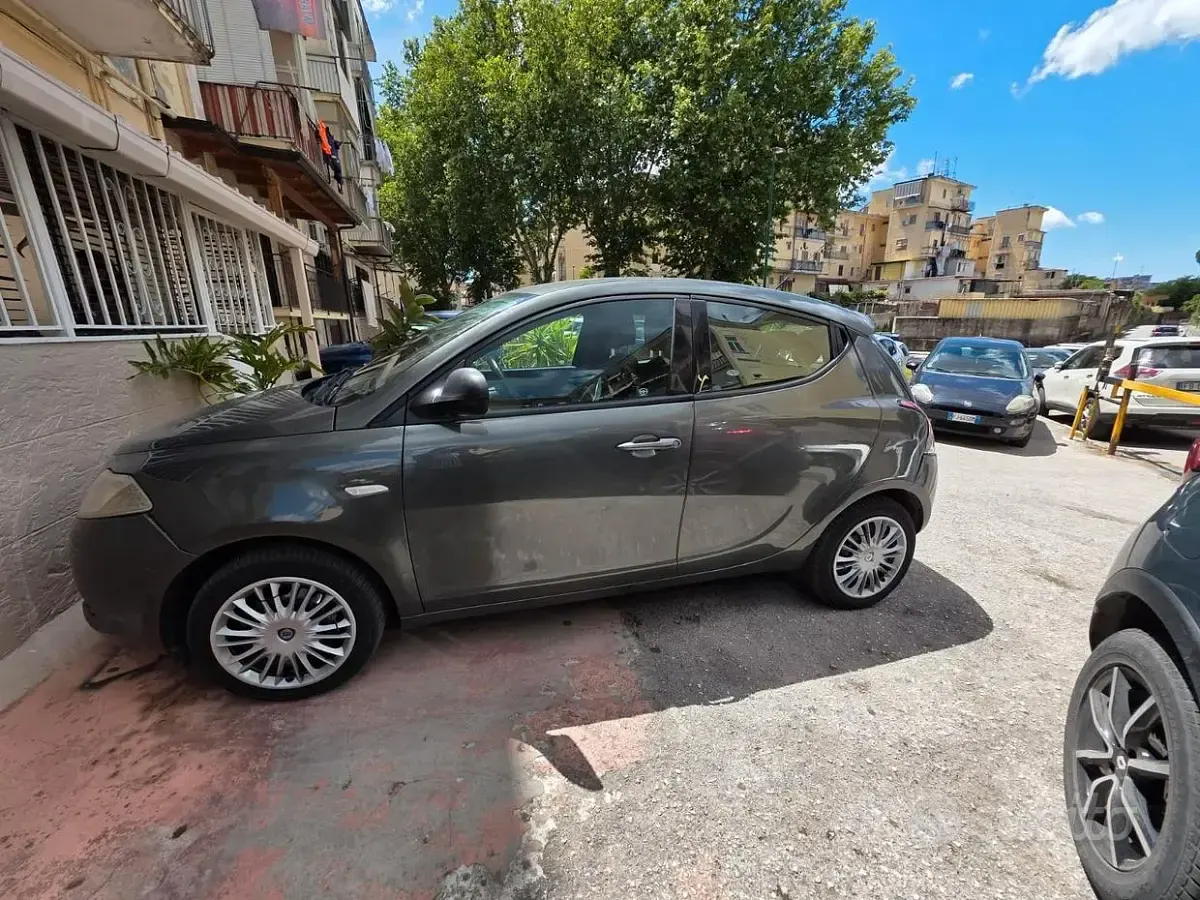 Usata Lancia Ypsilon 69 CV (50 kW) 2014 Grigio Utilitaria