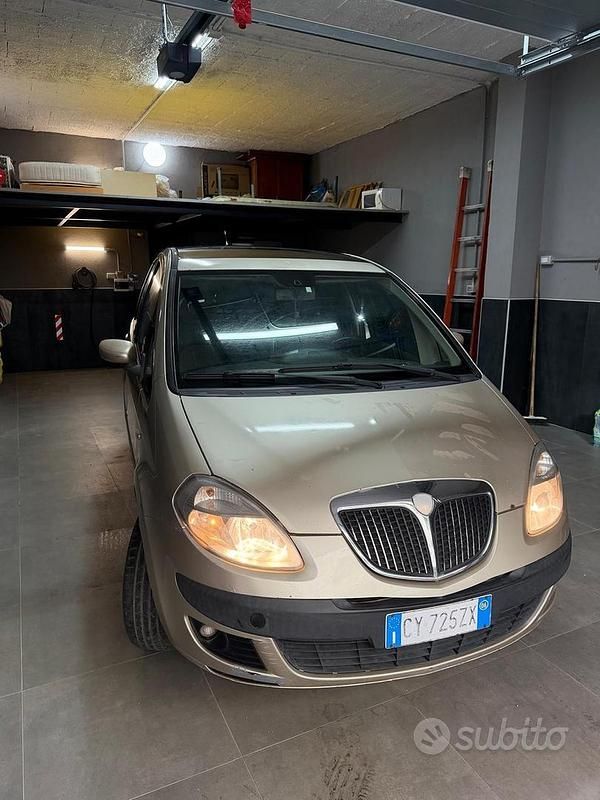 Usata Lancia Musa 75 CV (55 kW) 2007 Marrone Monovolume